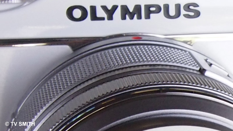 Olympus E-P3, ISO 640, f9, 1/60 sec (100% crop) Olympus E-P3, ISO 640, f9, 1/60 sec (100% crop)